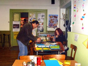 Un atelier de production est installé sur place pour impimer, découper et plastifier les textes proposés par les consommateurs.